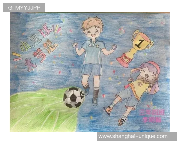 小孩在阳光下欢快地踩着足球尽情享受童年的快乐时光